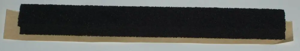 Schwarze Dichtung mit texturierter Oberfläche auf beigem Trägerpapier, geeignet für die Verwendung in Daikin-Produkten.